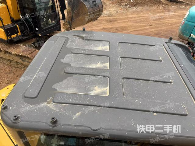 駕駛室頂部(整機(jī)外觀) 駕駛室頂部(整機(jī)外觀)