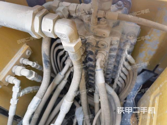 回轉(zhuǎn)馬達(dá)和主控閥(整機(jī)外觀) 回轉(zhuǎn)馬達(dá)和主控閥(整機(jī)外觀)