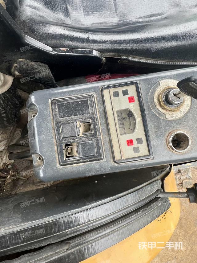 回轉(zhuǎn)馬達(dá)和主控閥（整機(jī)外觀）