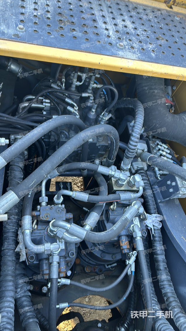 回转马达和主控阀（整机外观）