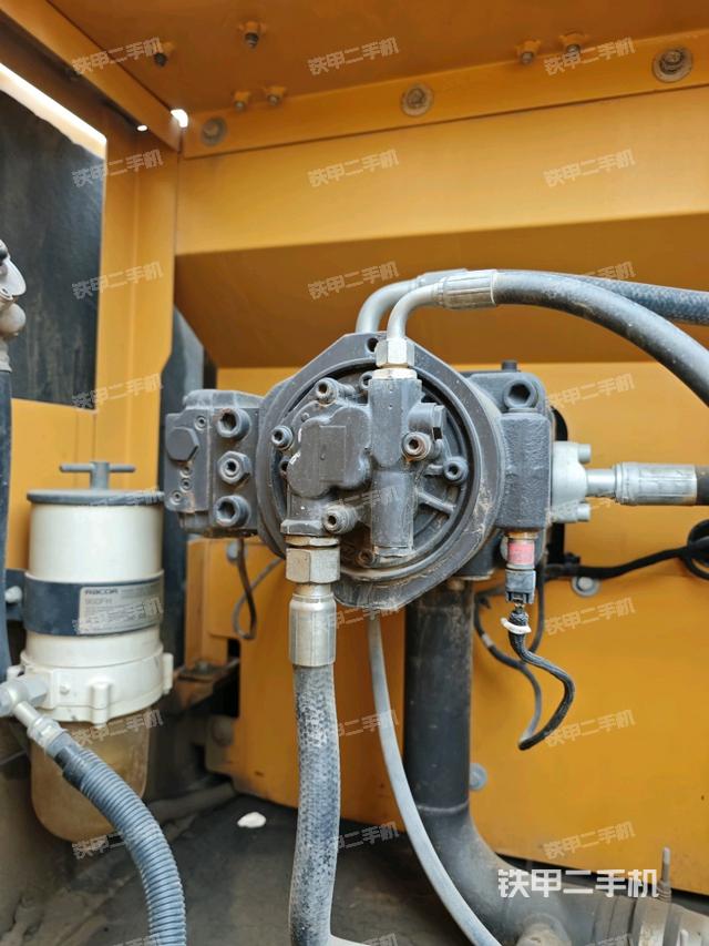 液壓泵艙室正面整體（整機外觀）