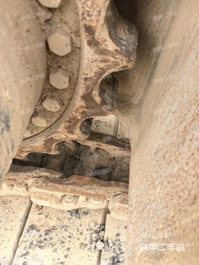 右驅(qū)動輪（行走機構(gòu)）