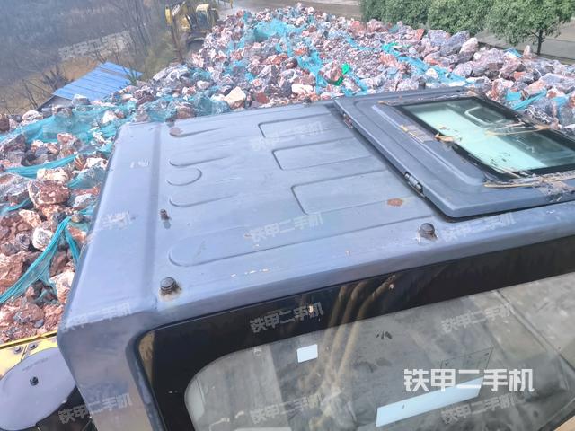 駕駛室頂部(整機(jī)外觀) 駕駛室頂部(整機(jī)外觀)