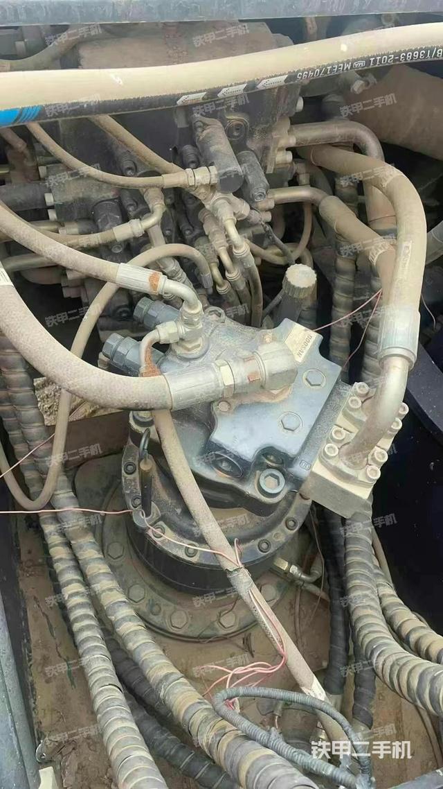 回轉(zhuǎn)馬達(dá)和主控閥（整機(jī)外觀）