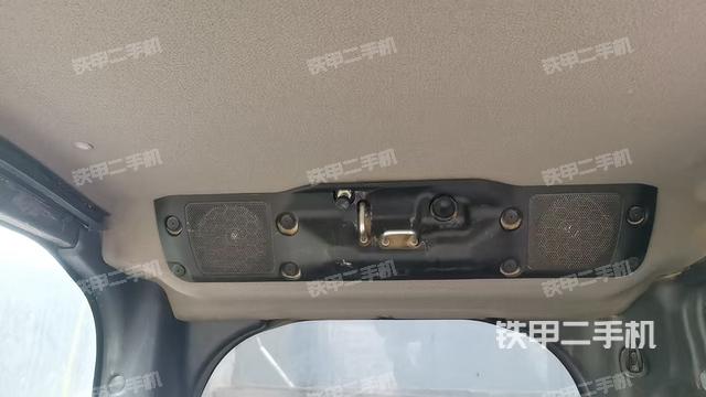 駕駛室頂部(整機(jī)外觀) 駕駛室頂部(整機(jī)外觀)