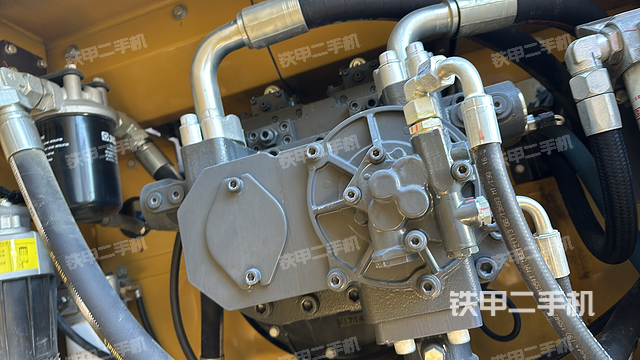 液压泵舱室正面整体（整机外观）