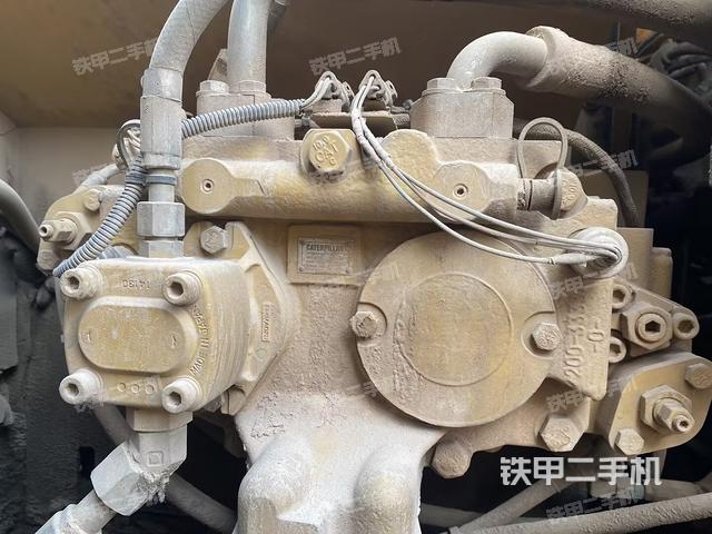 液壓泵艙室正面整體（整機外觀）