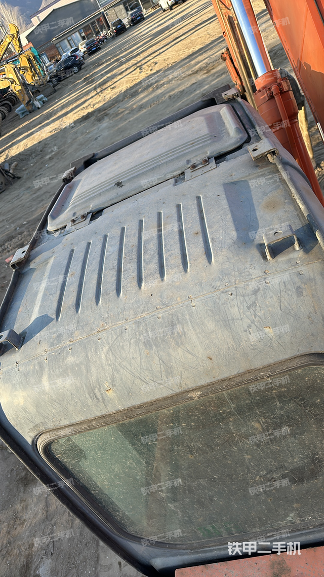 駕駛室頂部(整機(jī)外觀) 駕駛室頂部(整機(jī)外觀)