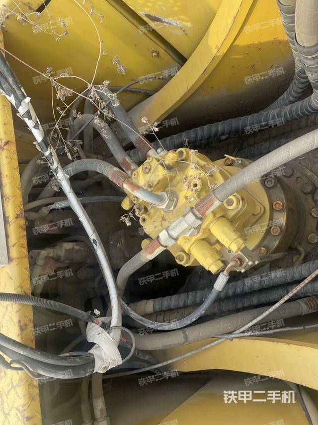 回轉(zhuǎn)馬達(dá)和主控閥（整機(jī)外觀）