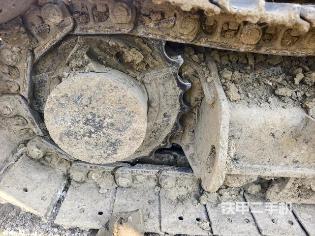 左驅(qū)動輪（行走機構(gòu)）