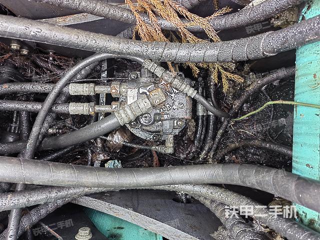 回转马达和主控阀（整机外观）