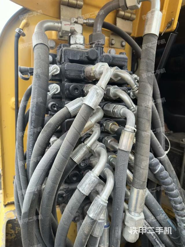 回轉(zhuǎn)馬達(dá)和主控閥（整機(jī)外觀）