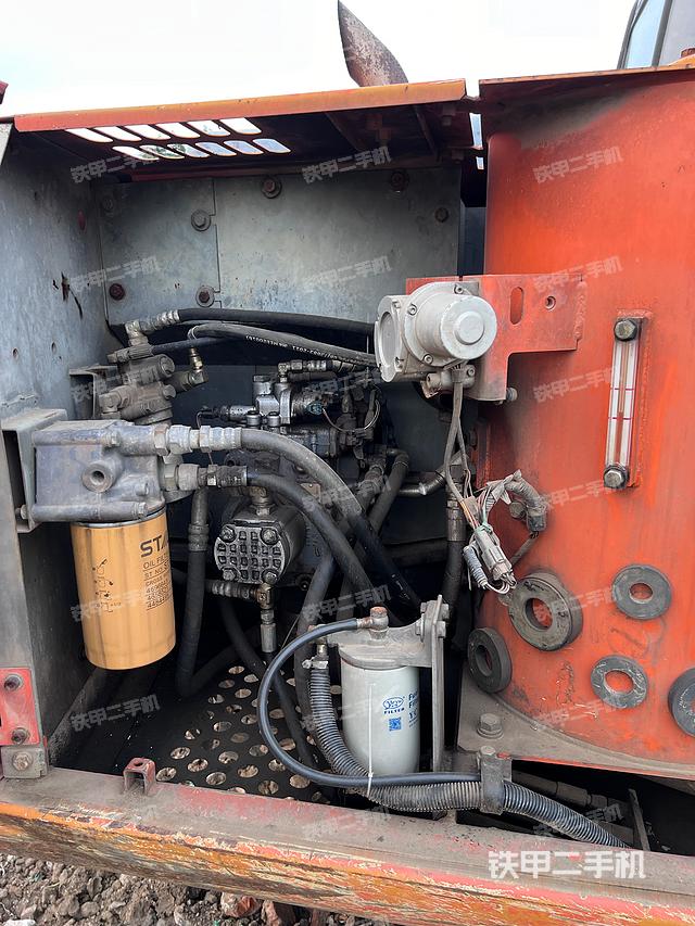 液压泵舱室正面整体（整机外观）