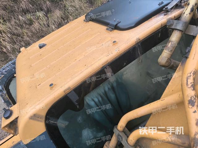 中央回轉(zhuǎn)接頭特寫(xiě)（上車(chē)部件）