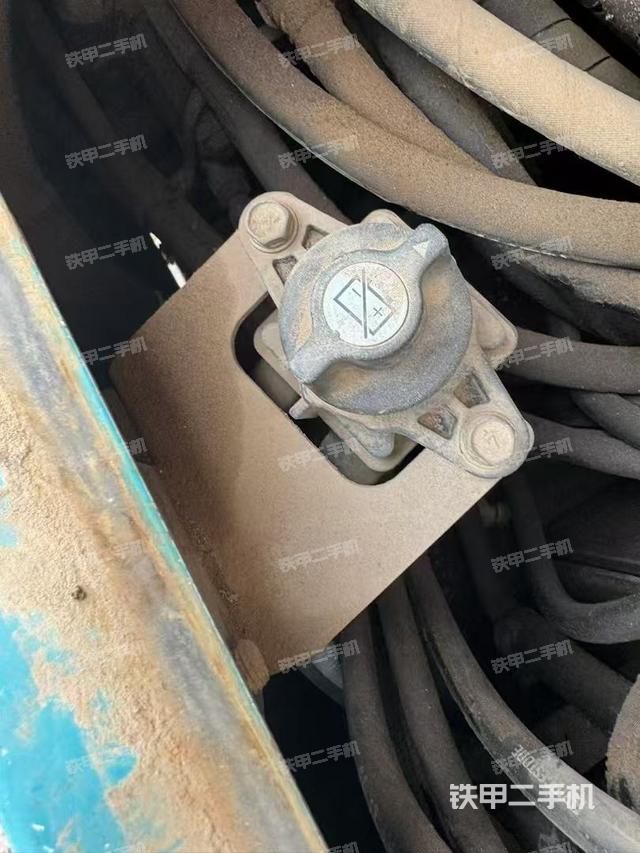 回轉(zhuǎn)馬達(dá)和主控閥（整機(jī)外觀）