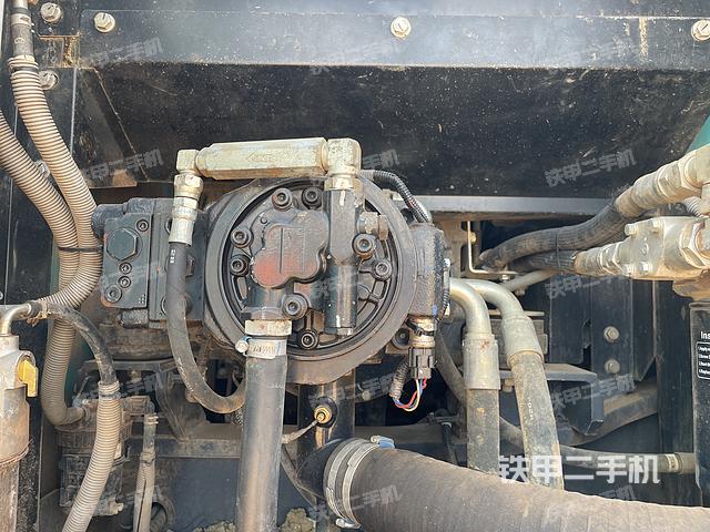 液壓泵艙室正面整體（整機外觀）