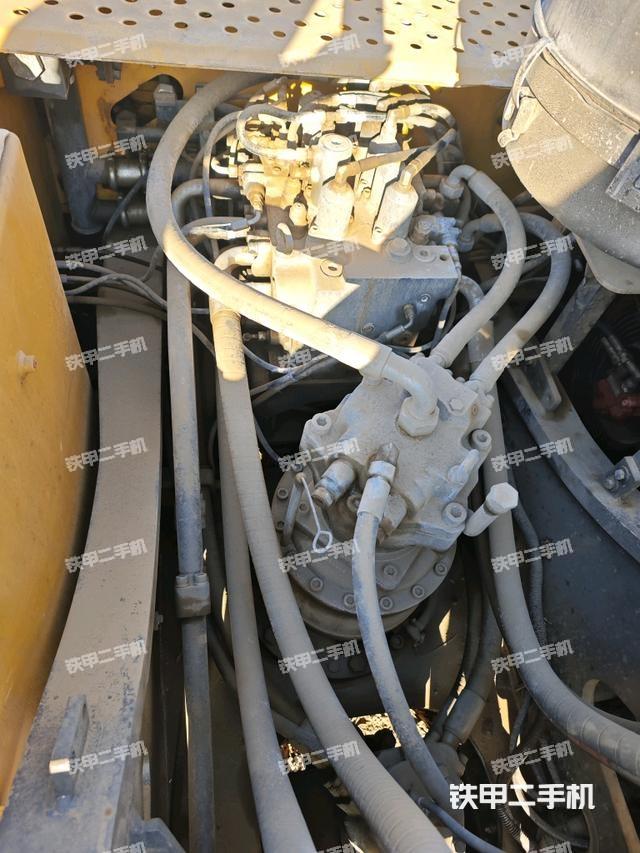 回转马达和主控阀(整机外观) 回转马达和主控阀(整机外观)