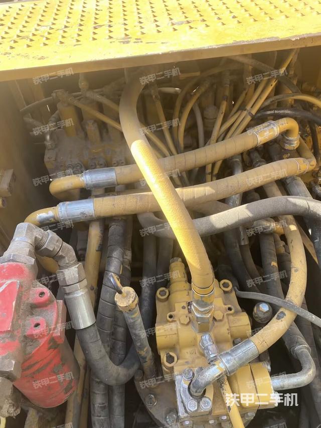 回轉馬達和主控閥（整機外觀）