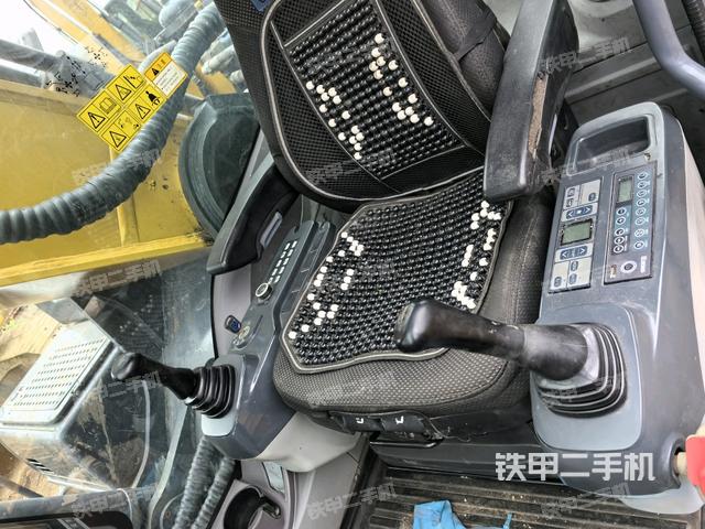 行走控制手柄和踏板?俯拍(駕駛室部分) 行走控制手柄和踏板?俯拍(駕駛室部分)
