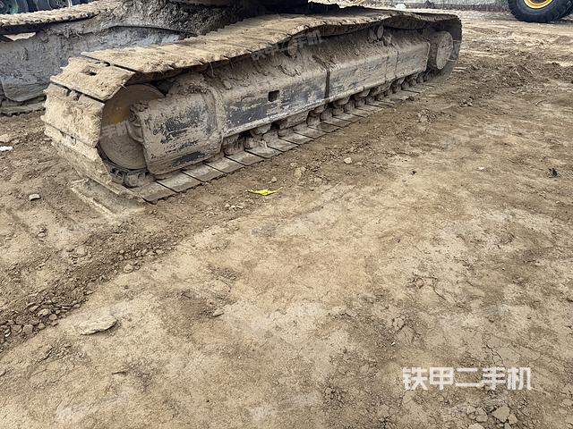 單側(cè)履帶整體(整機(jī)外觀) 單側(cè)履帶整體(整機(jī)外觀)