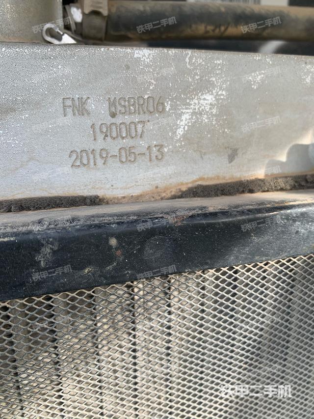 回转马达和主控阀（整机外观）