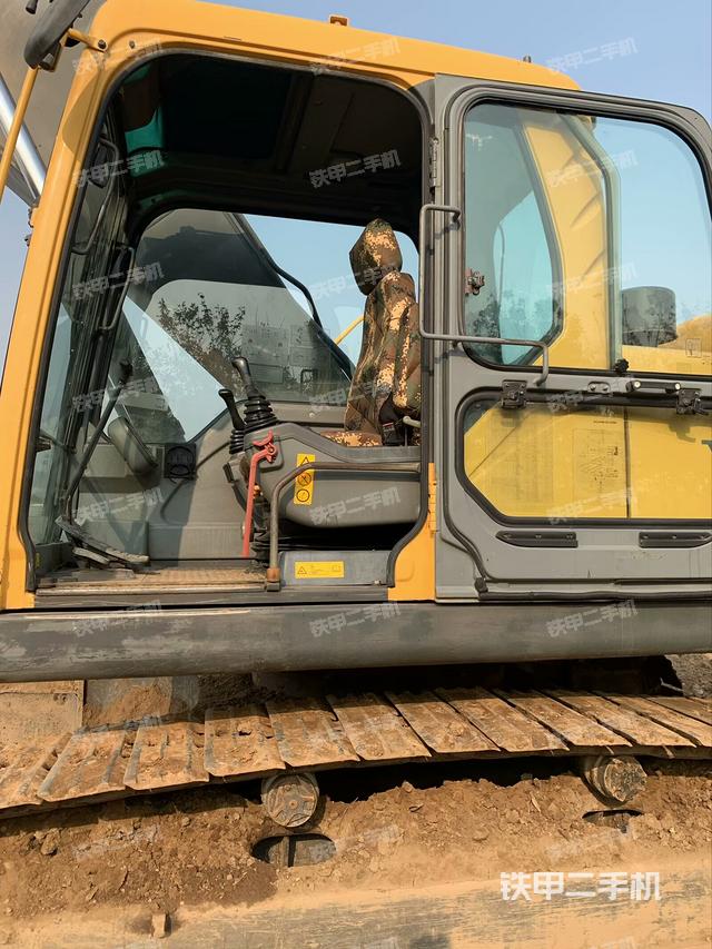 駕駛室整體(整機(jī)外觀) 駕駛室整體(整機(jī)外觀)