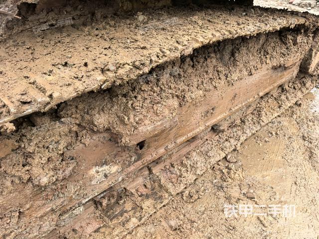 右側(cè)履帶整體(行走機(jī)構(gòu)) 右側(cè)履帶整體(行走機(jī)構(gòu))