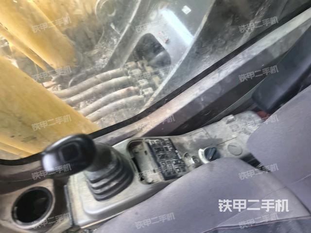 行走控制手柄和踏板?俯拍（駕駛室部分）