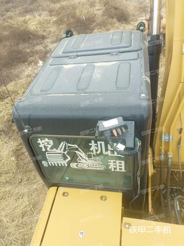 駕駛室頂部(整機(jī)外觀) 駕駛室頂部(整機(jī)外觀)