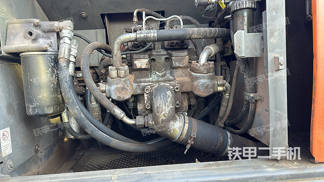 液压泵舱室正面整体（整机外观）