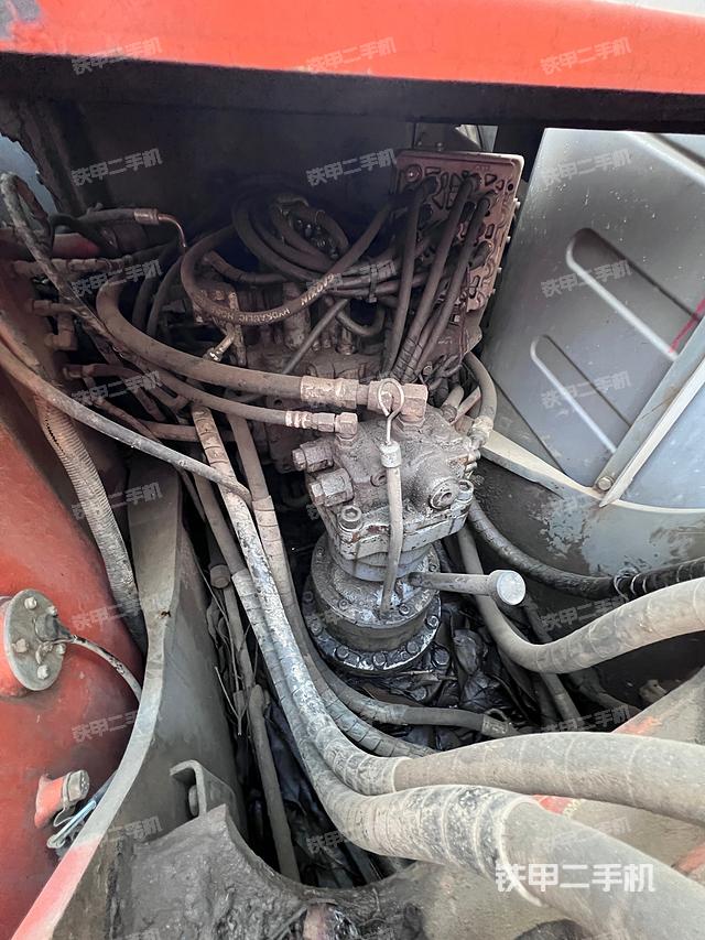 回转马达和主控阀（整机外观）