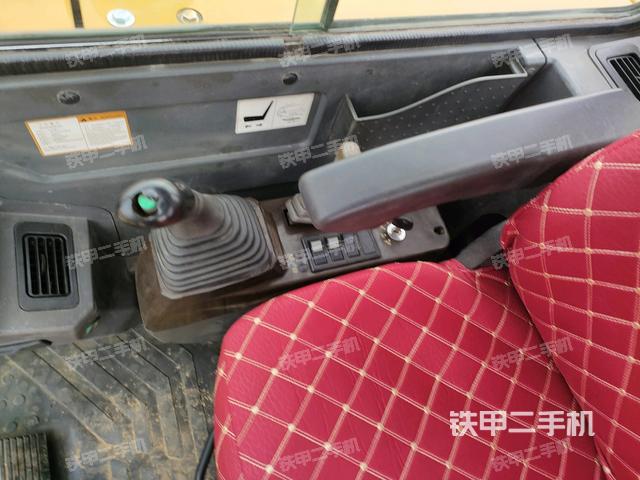 座椅右側(cè)控制臺(tái)/鑰匙門(mén)/油門(mén)/含右手柄(駕駛室部分) 座椅右側(cè)控制臺(tái)/鑰匙門(mén)/油門(mén)/含右手柄(駕駛室部分)