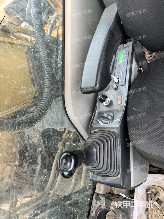 行走控制手柄和踏板?俯拍(駕駛室部分) 行走控制手柄和踏板?俯拍(駕駛室部分)