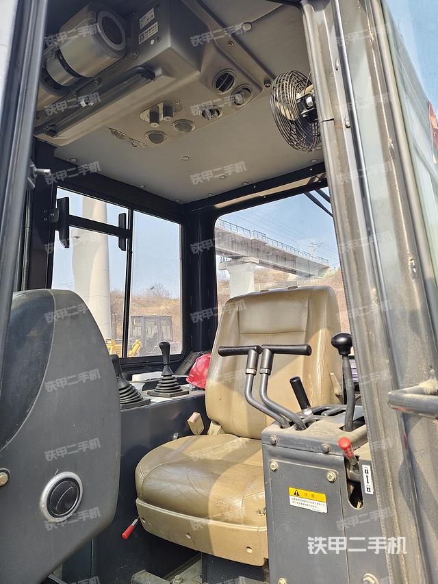 驾驶室操作台（设备外观及核心部件）