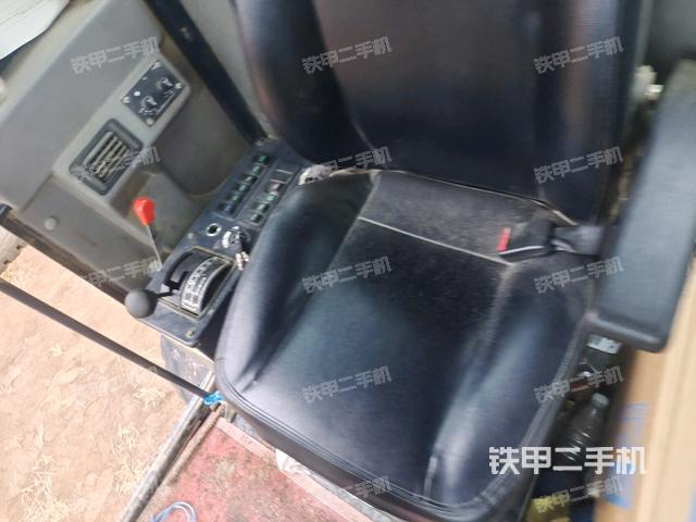 駕駛室內(nèi)部(駕駛室/操作室) 駕駛室內(nèi)部(駕駛室/操作室)