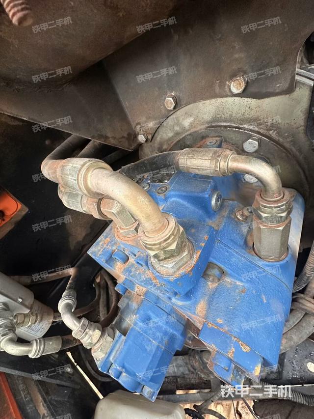 液压泵舱室正面整体（整机外观）