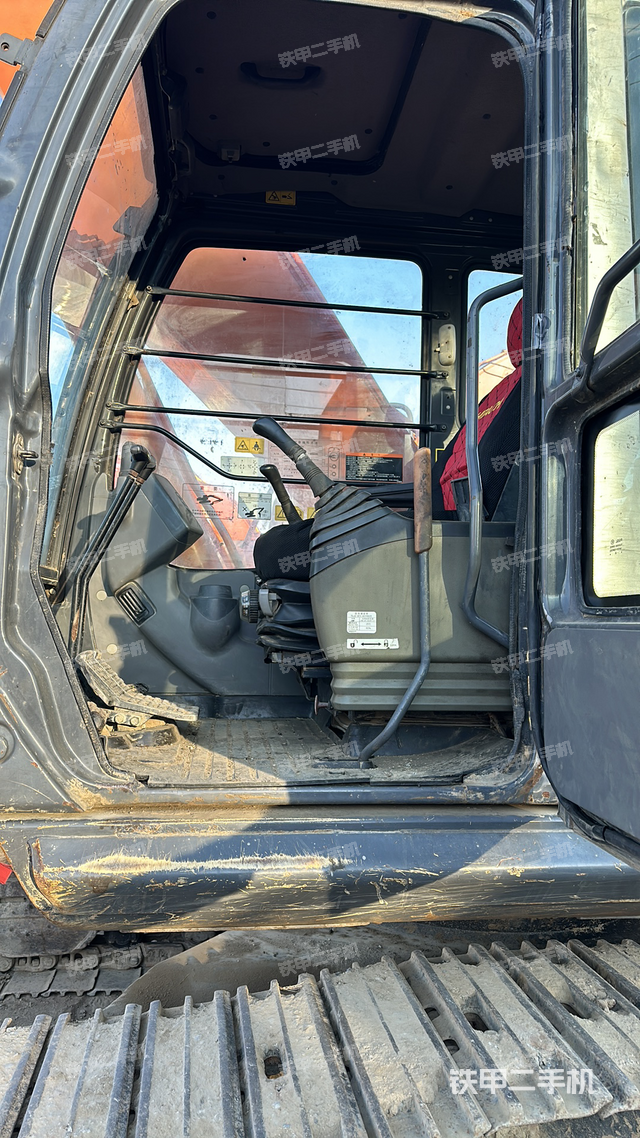 駕駛室整體(整機(jī)外觀) 駕駛室整體(整機(jī)外觀)