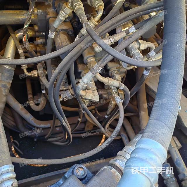 回轉(zhuǎn)馬達(dá)和主控閥（整機(jī)外觀）