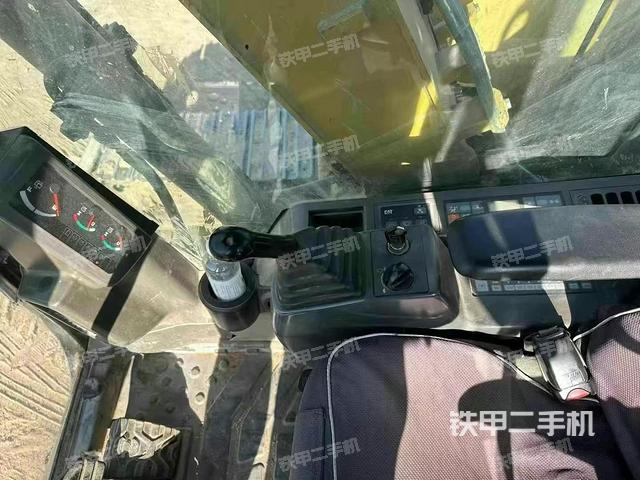 駕駛室頂部(整機(jī)外觀) 駕駛室頂部(整機(jī)外觀)