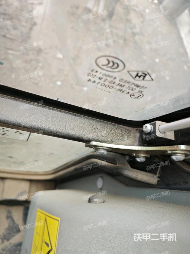 行走控制手柄和踏板?俯拍(駕駛室部分) 行走控制手柄和踏板?俯拍(駕駛室部分)