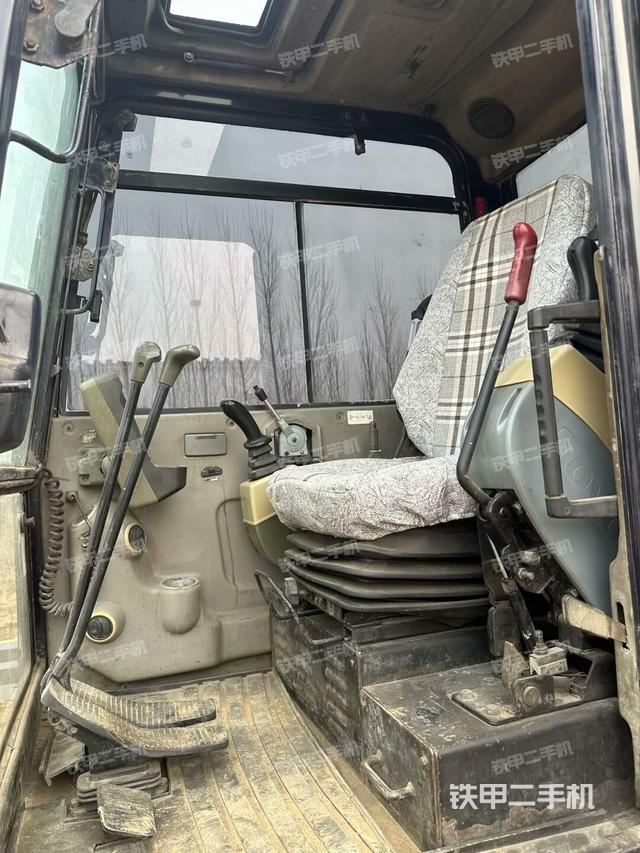 駕駛室頂部（整機外觀）