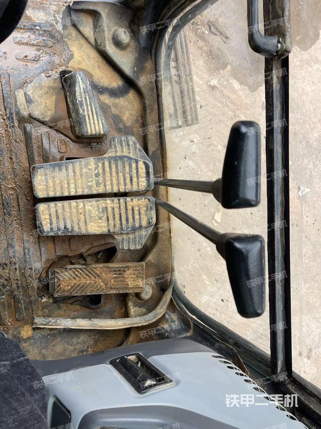 行走控制手柄和踏板?俯拍（駕駛室部分）