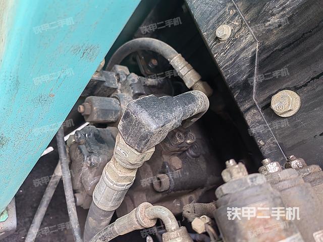 液压泵舱室正面整体（整机外观）