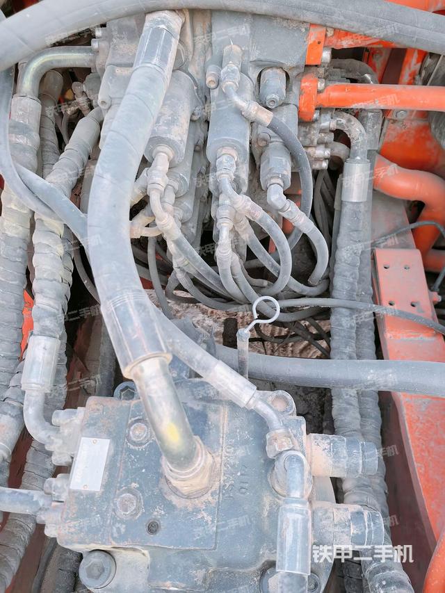 回轉(zhuǎn)馬達(dá)和主控閥（整機(jī)外觀）