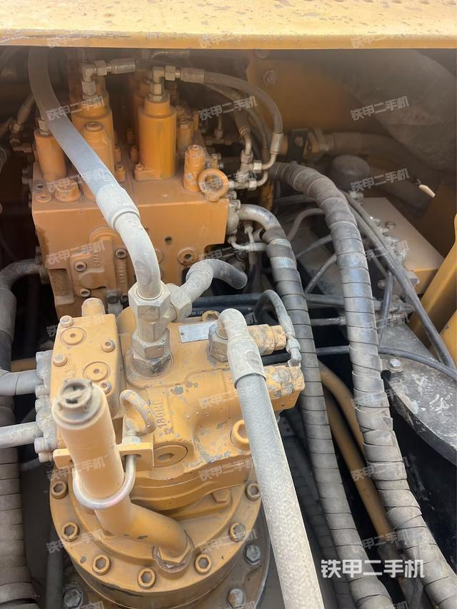 回轉(zhuǎn)馬達(dá)和主控閥（整機(jī)外觀）