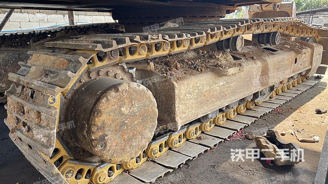 單側(cè)履帶整體(整機(jī)外觀) 單側(cè)履帶整體(整機(jī)外觀)