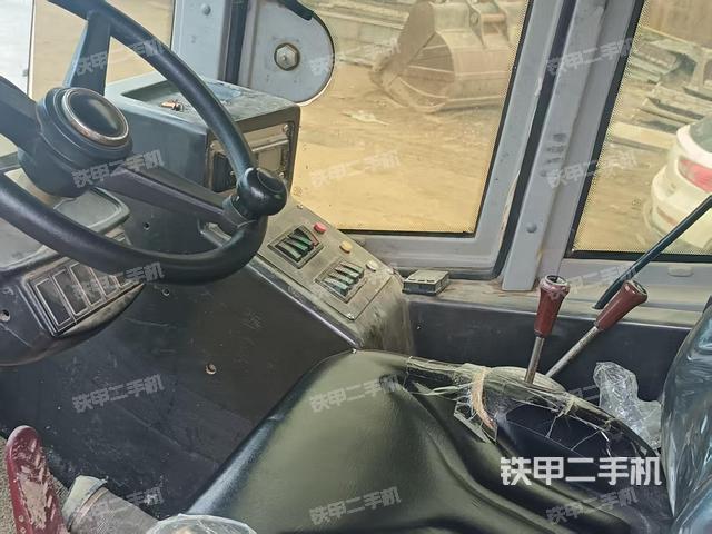 駕駛室操作臺(設備外觀及核心部件) 駕駛室操作臺(設備外觀及核心部件)