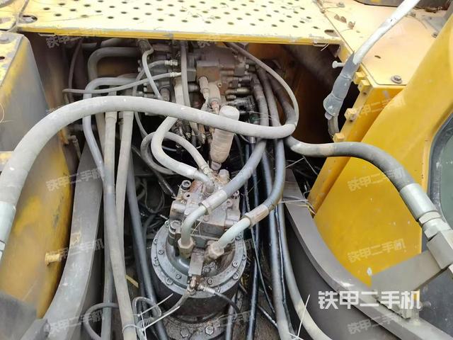 回轉(zhuǎn)馬達(dá)和主控閥（整機(jī)外觀）