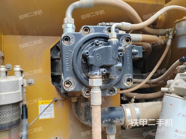 液压泵舱室正面整体（整机外观）