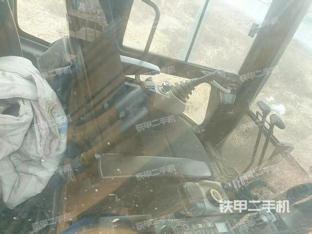 駕駛室整體(整機(jī)外觀) 駕駛室整體(整機(jī)外觀)